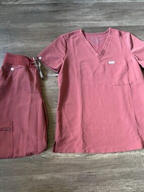 Figs Women's Dusty Rose Scrub Set - V-Neck Top & Drawstring Pants